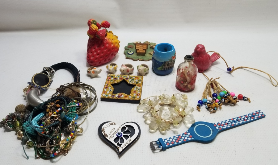 DEKORATİF OBJE VE TAKILARDAN OLUŞAN LOT