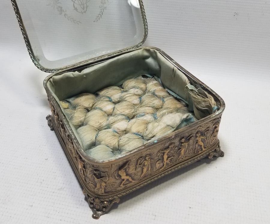 ÜZERİ KABARTMA İŞÇİLİKLİ VE SARAY İNSİYALLİ BÜYÜK BOY ÇOKLU CEP SAATİ TEŞHİR KUTUSU