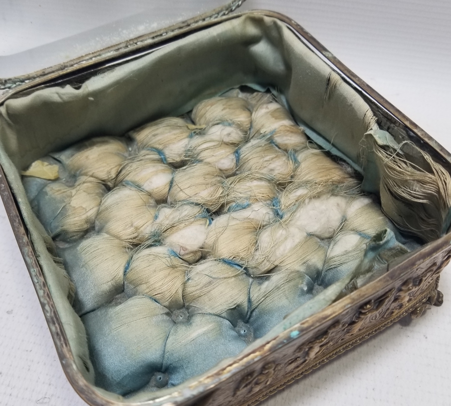 ÜZERİ KABARTMA İŞÇİLİKLİ VE SARAY İNSİYALLİ BÜYÜK BOY ÇOKLU CEP SAATİ TEŞHİR KUTUSU