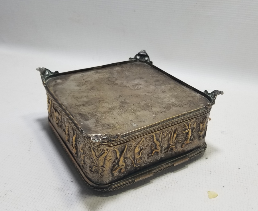 ÜZERİ KABARTMA İŞÇİLİKLİ VE SARAY İNSİYALLİ BÜYÜK BOY ÇOKLU CEP SAATİ TEŞHİR KUTUSU