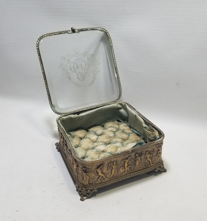 ÜZERİ KABARTMA İŞÇİLİKLİ VE SARAY İNSİYALLİ BÜYÜK BOY ÇOKLU CEP SAATİ TEŞHİR KUTUSU