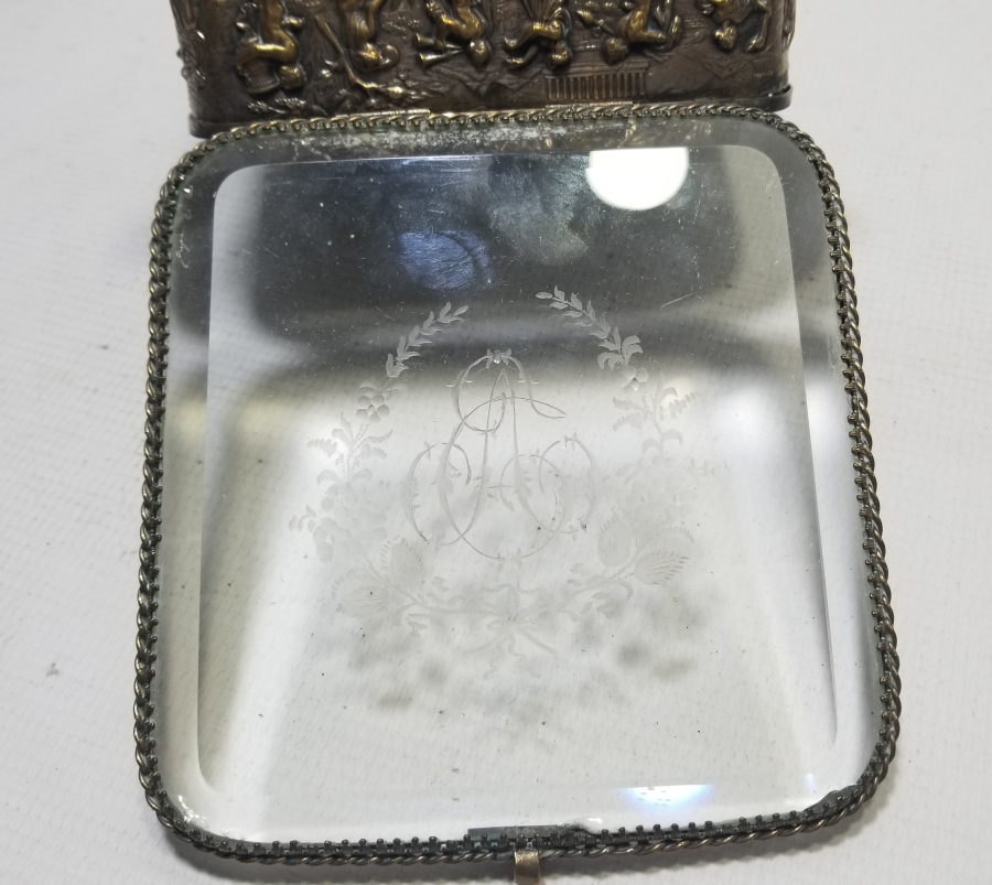 ÜZERİ KABARTMA İŞÇİLİKLİ VE SARAY İNSİYALLİ BÜYÜK BOY ÇOKLU CEP SAATİ TEŞHİR KUTUSU