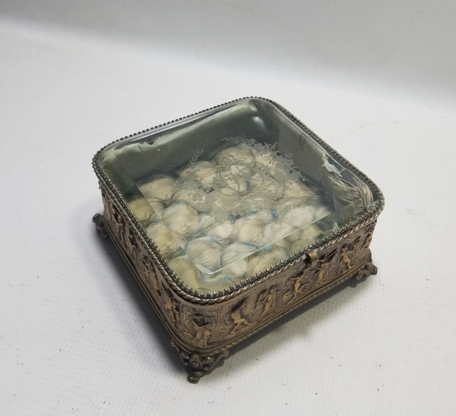 ÜZERİ KABARTMA İŞÇİLİKLİ VE SARAY İNSİYALLİ BÜYÜK BOY ÇOKLU CEP SAATİ TEŞHİR KUTUSU