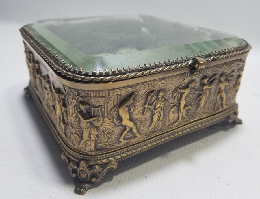 ÜZERİ KABARTMA İŞÇİLİKLİ VE SARAY İNSİYALLİ BÜYÜK BOY ÇOKLU CEP SAATİ TEŞHİR KUTUSU