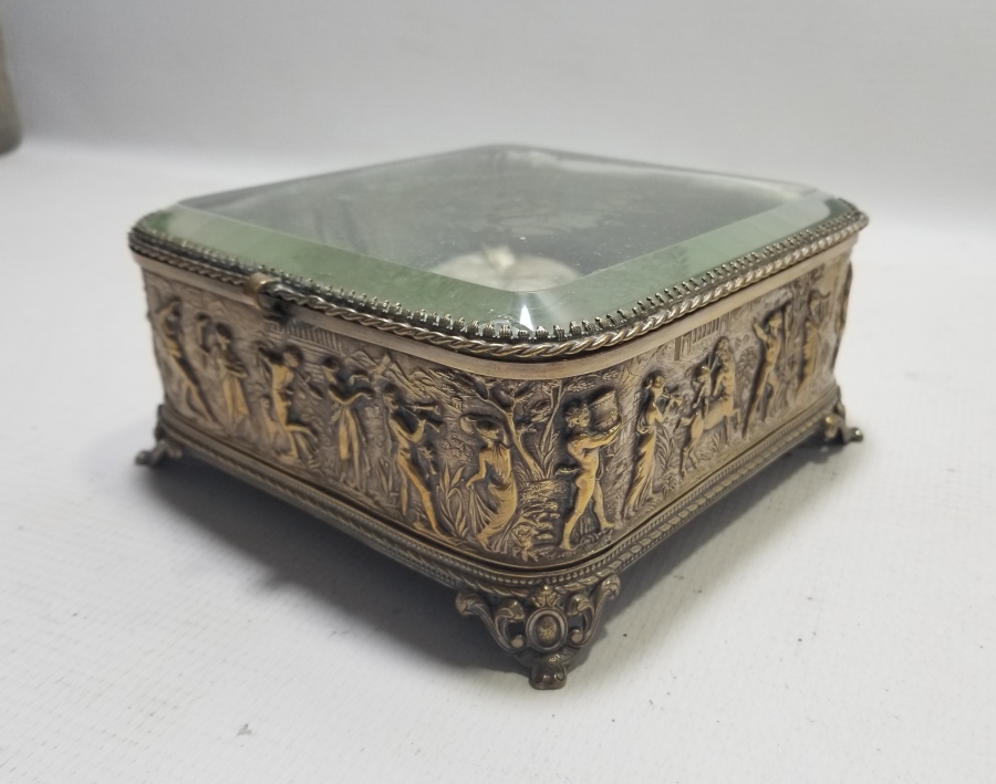 ÜZERİ KABARTMA İŞÇİLİKLİ VE SARAY İNSİYALLİ BÜYÜK BOY ÇOKLU CEP SAATİ TEŞHİR KUTUSU