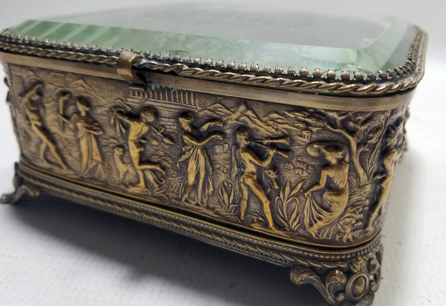 ÜZERİ KABARTMA İŞÇİLİKLİ VE SARAY İNSİYALLİ BÜYÜK BOY ÇOKLU CEP SAATİ TEŞHİR KUTUSU