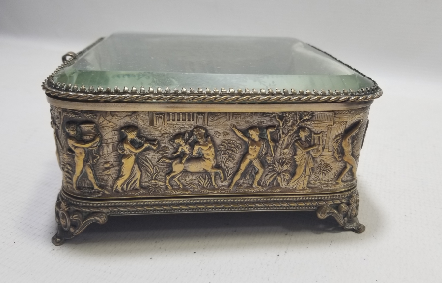 ÜZERİ KABARTMA İŞÇİLİKLİ VE SARAY İNSİYALLİ BÜYÜK BOY ÇOKLU CEP SAATİ TEŞHİR KUTUSU