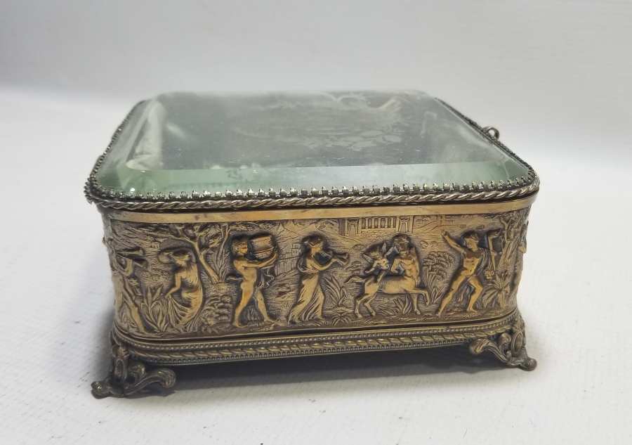 ÜZERİ KABARTMA İŞÇİLİKLİ VE SARAY İNSİYALLİ BÜYÜK BOY ÇOKLU CEP SAATİ TEŞHİR KUTUSU