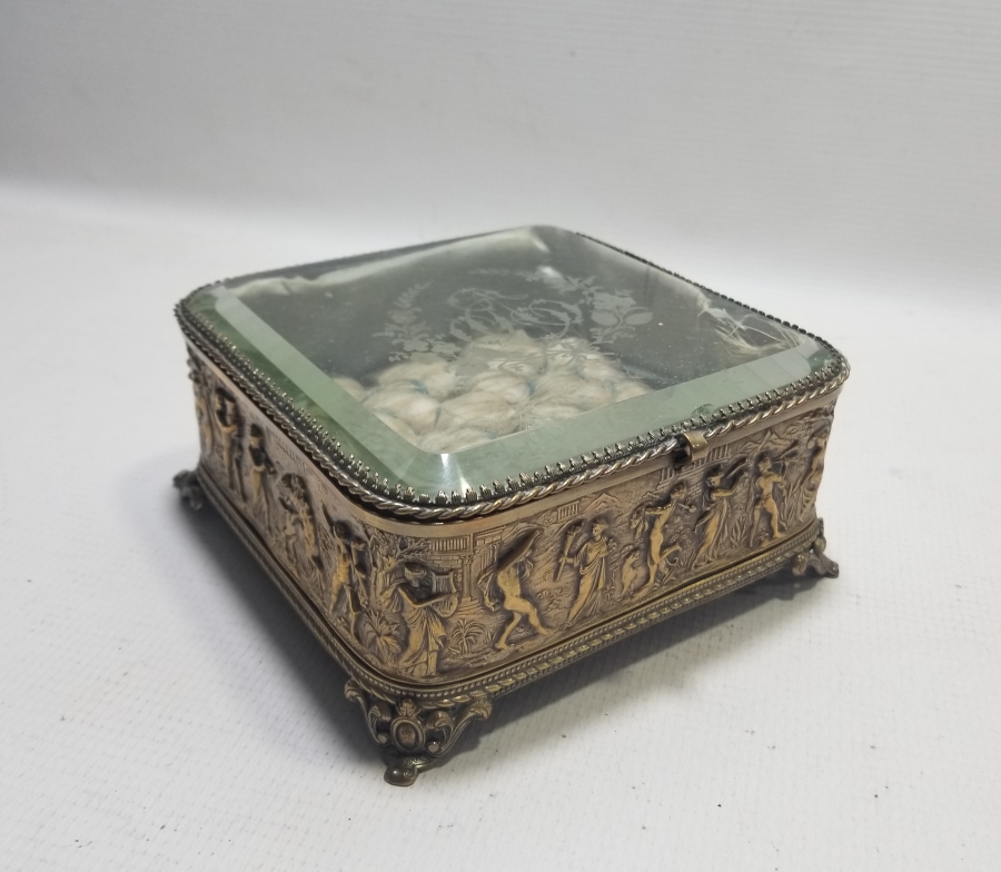 ÜZERİ KABARTMA İŞÇİLİKLİ VE SARAY İNSİYALLİ BÜYÜK BOY ÇOKLU CEP SAATİ TEŞHİR KUTUSU