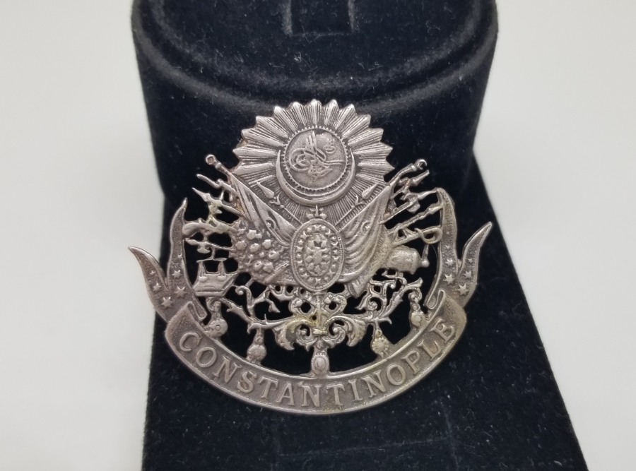 ÜZERİNDE OSMANLI DEVLET ARMASI BULUNAN BÜYÜK BOY OSMANLI GÜMÜŞ YAKA ROZETİ