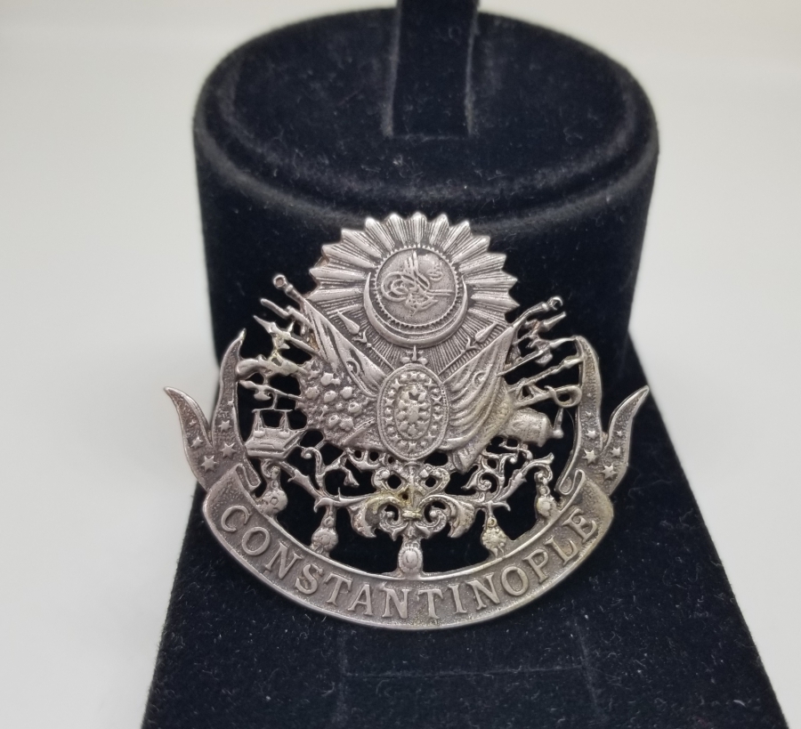 ÜZERİNDE OSMANLI DEVLET ARMASI BULUNAN BÜYÜK BOY OSMANLI GÜMÜŞ YAKA ROZETİ