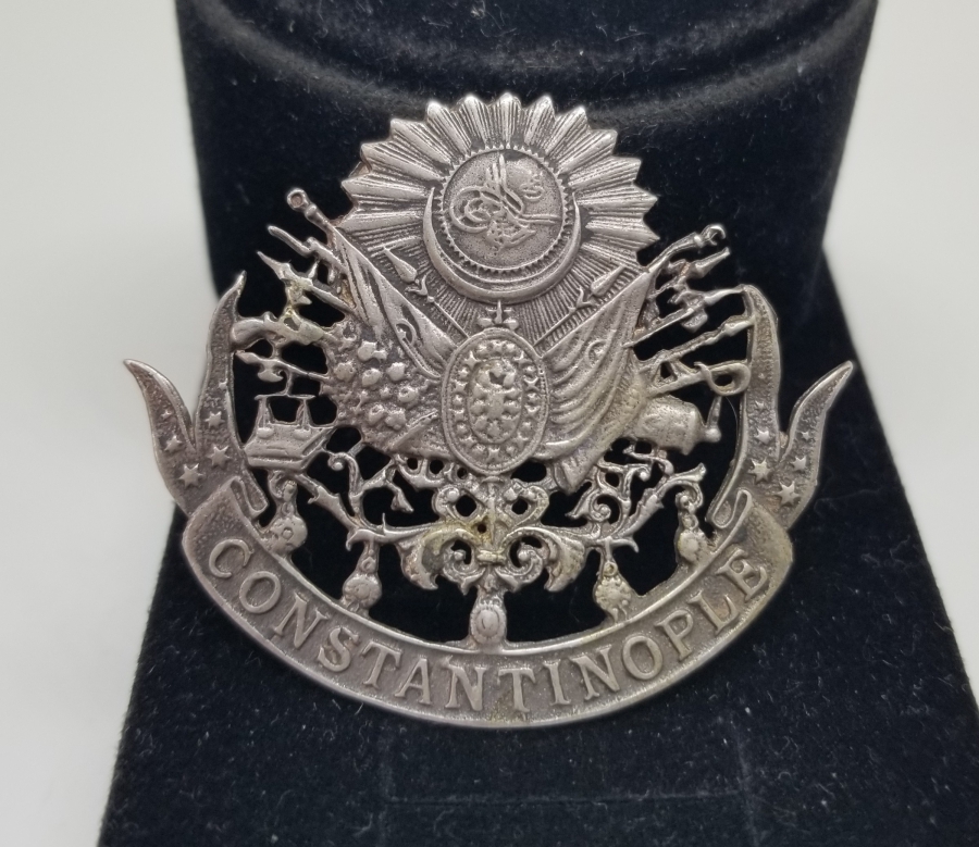 ÜZERİNDE OSMANLI DEVLET ARMASI BULUNAN BÜYÜK BOY OSMANLI GÜMÜŞ YAKA ROZETİ