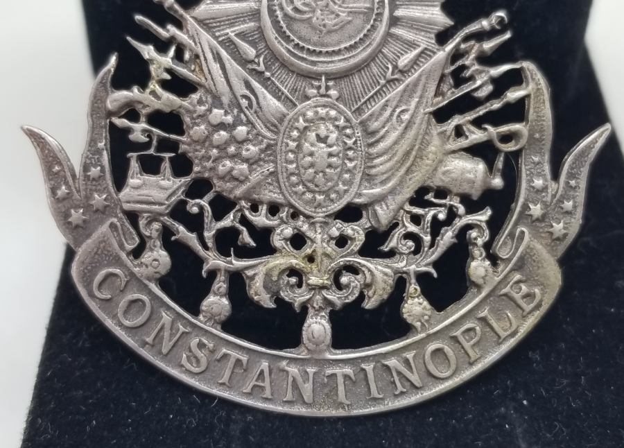 ÜZERİNDE OSMANLI DEVLET ARMASI BULUNAN BÜYÜK BOY OSMANLI GÜMÜŞ YAKA ROZETİ