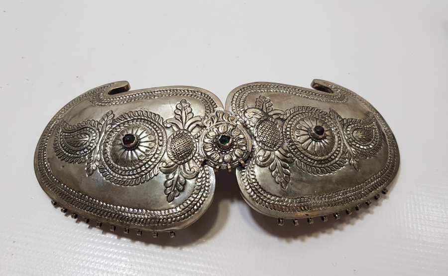 ÜZERİ KABARTMA İŞÇİLİKLİ VE NAR FİGÜRLÜ OSMANLI DÖNEMİ GÜMÜŞ KEMER TOKASI