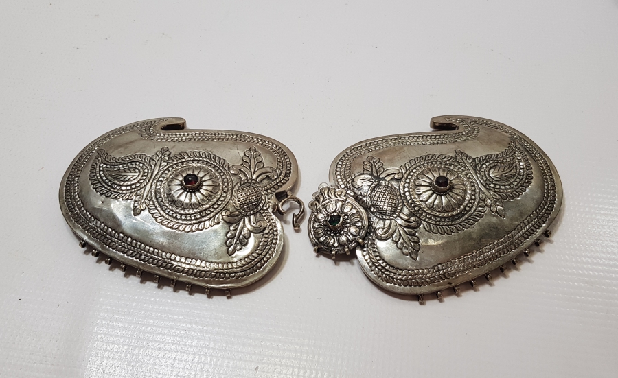 ÜZERİ KABARTMA İŞÇİLİKLİ VE NAR FİGÜRLÜ OSMANLI DÖNEMİ GÜMÜŞ KEMER TOKASI