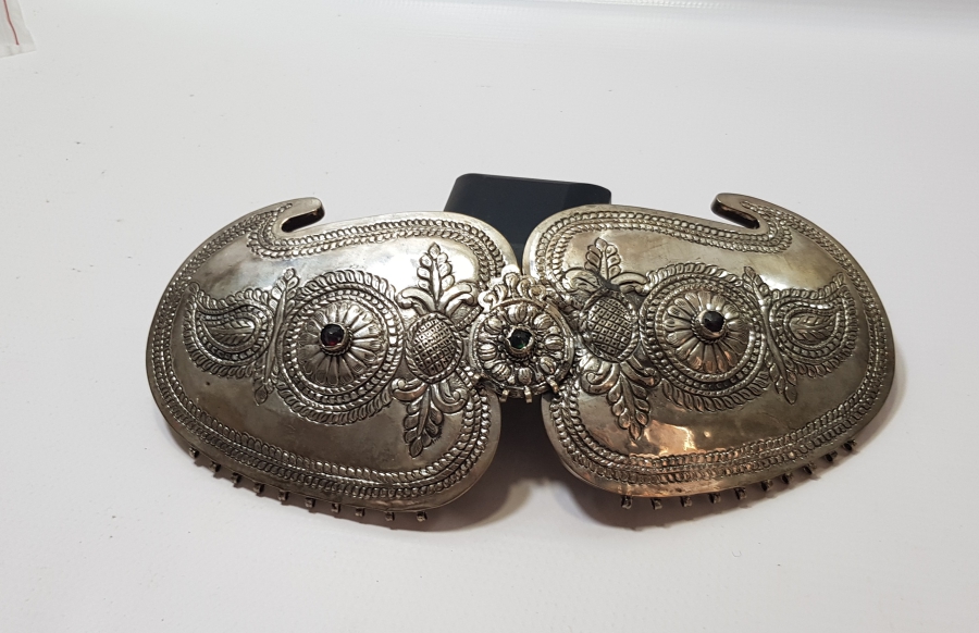 ÜZERİ KABARTMA İŞÇİLİKLİ VE NAR FİGÜRLÜ OSMANLI DÖNEMİ GÜMÜŞ KEMER TOKASI