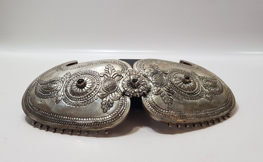 ÜZERİ KABARTMA İŞÇİLİKLİ VE NAR FİGÜRLÜ OSMANLI DÖNEMİ GÜMÜŞ KEMER TOKASI