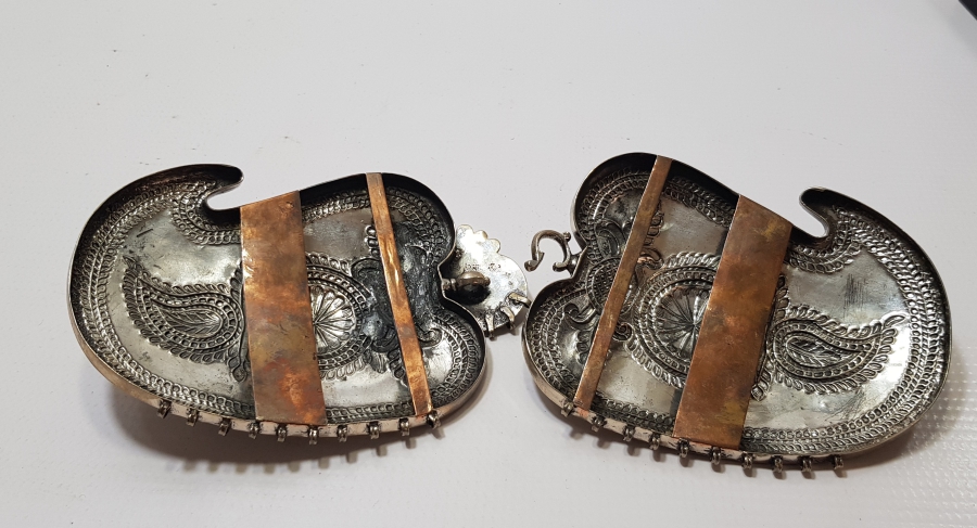 ÜZERİ KABARTMA İŞÇİLİKLİ VE NAR FİGÜRLÜ OSMANLI DÖNEMİ GÜMÜŞ KEMER TOKASI