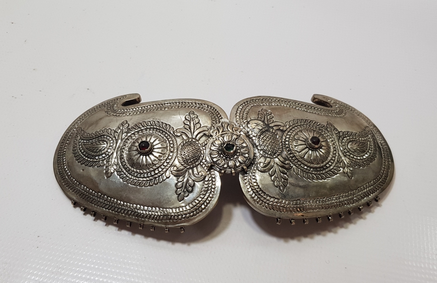 ÜZERİ KABARTMA İŞÇİLİKLİ VE NAR FİGÜRLÜ OSMANLI DÖNEMİ GÜMÜŞ KEMER TOKASI