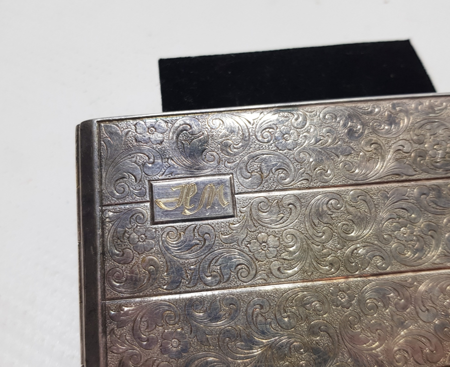 ÜZERİ İNSİYALLİ GÜMÜŞ KAPLAMA ANTİKA SİGARA TABAKASI