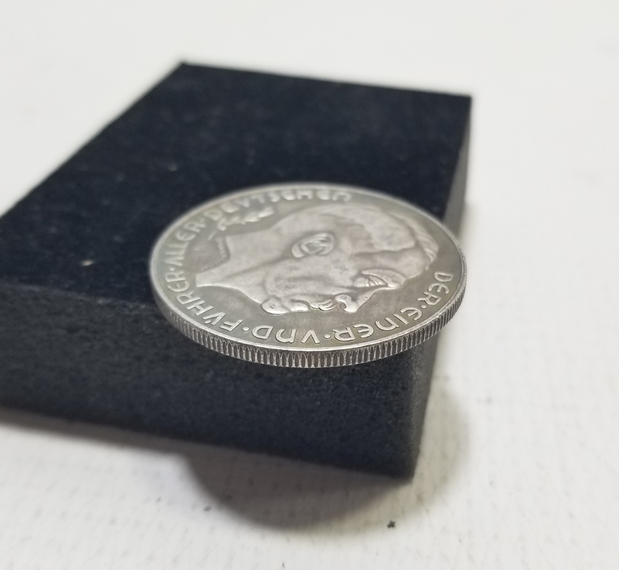 1938 TARİHLİ ADOLF HİTLER GÖRSELLİ GÜMÜŞ HATIRA MADALYON