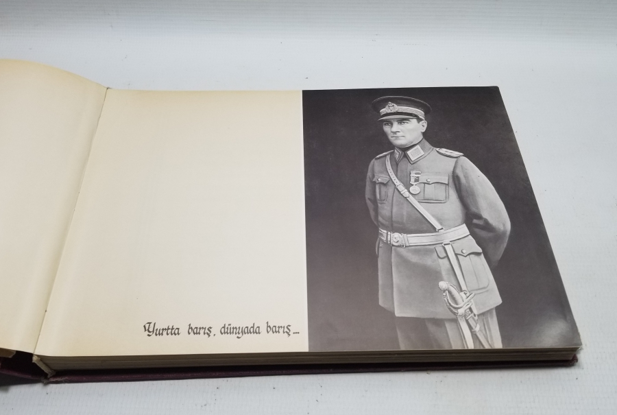 TÜRK SİLAHLI KUVVETLERİ ATATÜRK'ÜN DOĞUMUNUN 100. YILINA ÖZEL HAZIRLADIĞI ALBÜM