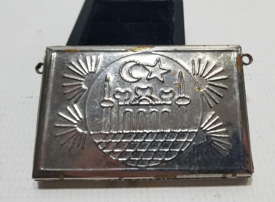 ÜZERİ AY YILDIZLI VE KABARTMA İŞÇİLİKLİ ANTİKA HAMAYIL