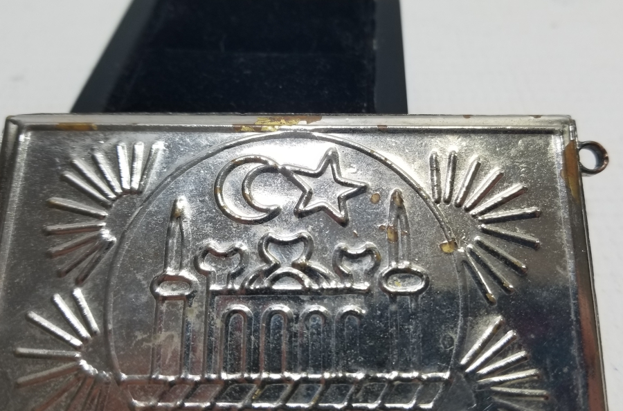 ÜZERİ AY YILDIZLI VE KABARTMA İŞÇİLİKLİ ANTİKA HAMAYIL