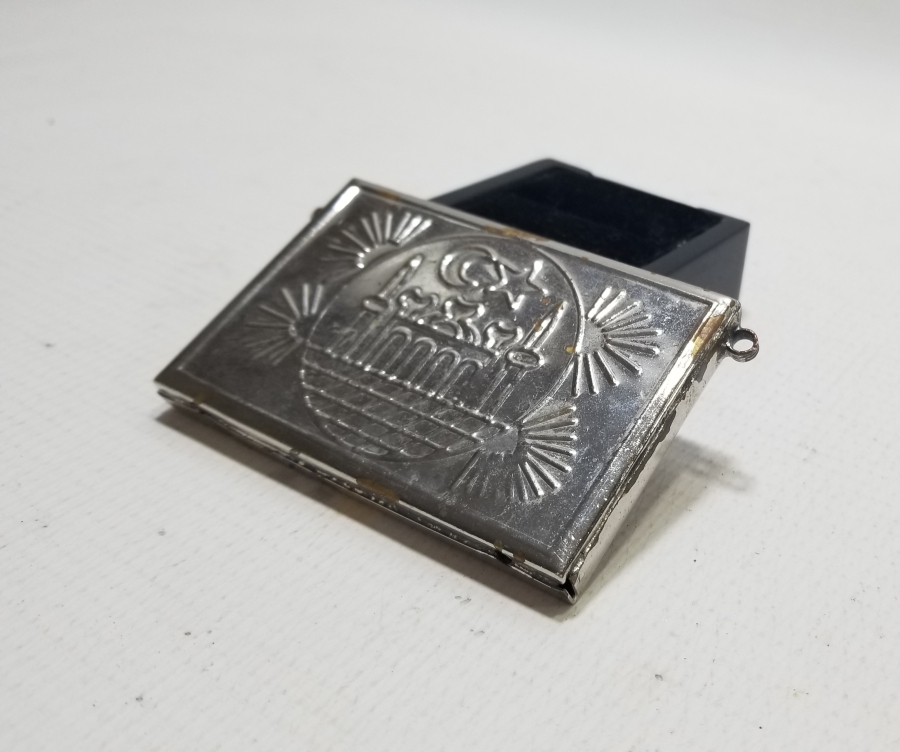 ÜZERİ AY YILDIZLI VE KABARTMA İŞÇİLİKLİ ANTİKA HAMAYIL