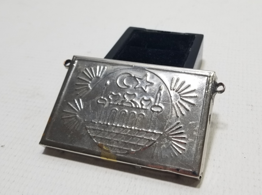 ÜZERİ AY YILDIZLI VE KABARTMA İŞÇİLİKLİ ANTİKA HAMAYIL