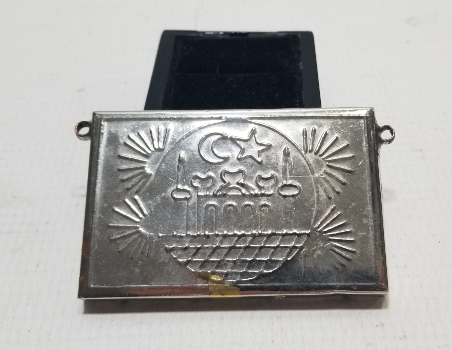 ÜZERİ AY YILDIZLI VE KABARTMA İŞÇİLİKLİ ANTİKA HAMAYIL