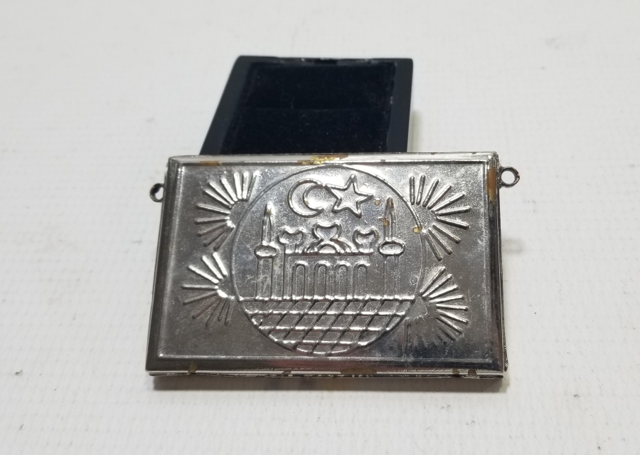 ÜZERİ AY YILDIZLI VE KABARTMA İŞÇİLİKLİ ANTİKA HAMAYIL