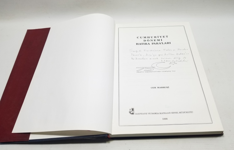 CEM MAHRUKİ İMZALI VE İTHAFLI CUMHURİYET DÖNEMİ HATIRA PARALARI KONULU PRESTİJ KİTAP