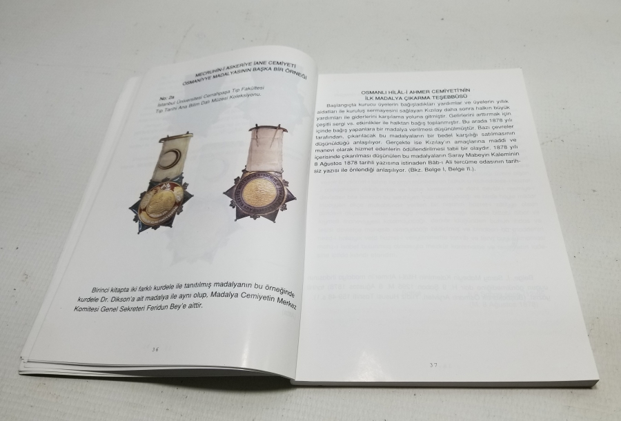 KIZILAY MADALYA VE NİŞANLARI İSİMLİ PRESTİJ KİTAP