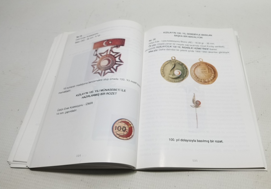 KIZILAY MADALYA VE NİŞANLARI İSİMLİ PRESTİJ KİTAP