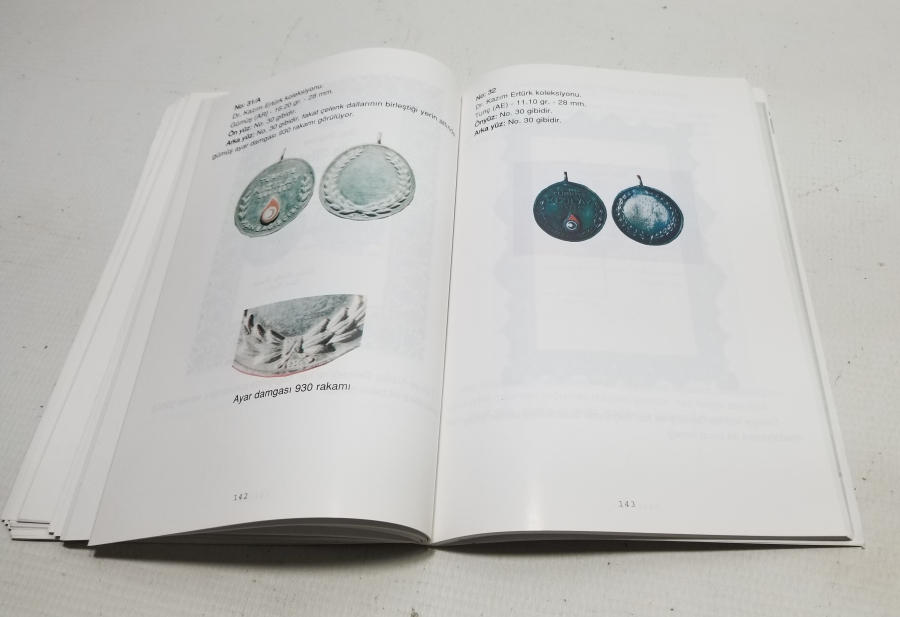 KIZILAY MADALYA VE NİŞANLARI İSİMLİ PRESTİJ KİTAP