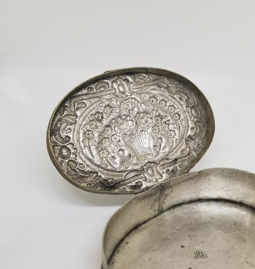 ERMENİCE YAZILI VE USTA DAMGALI OSMANLI DÖNEMİ GÜMÜŞ ENFİYE KUTUSU