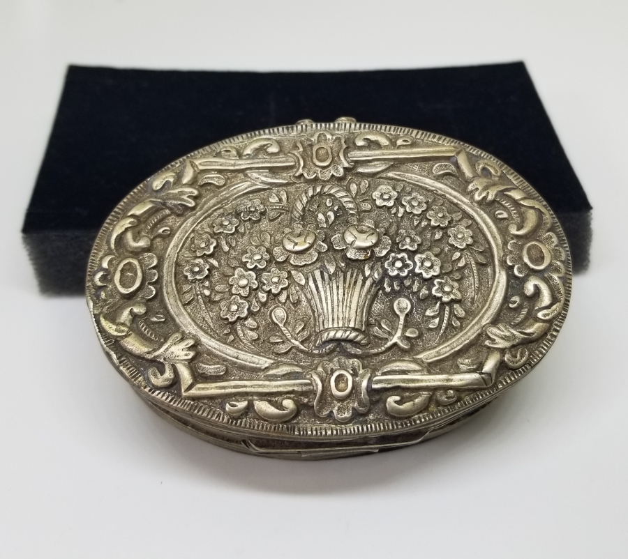 ERMENİCE YAZILI VE USTA DAMGALI OSMANLI DÖNEMİ GÜMÜŞ ENFİYE KUTUSU