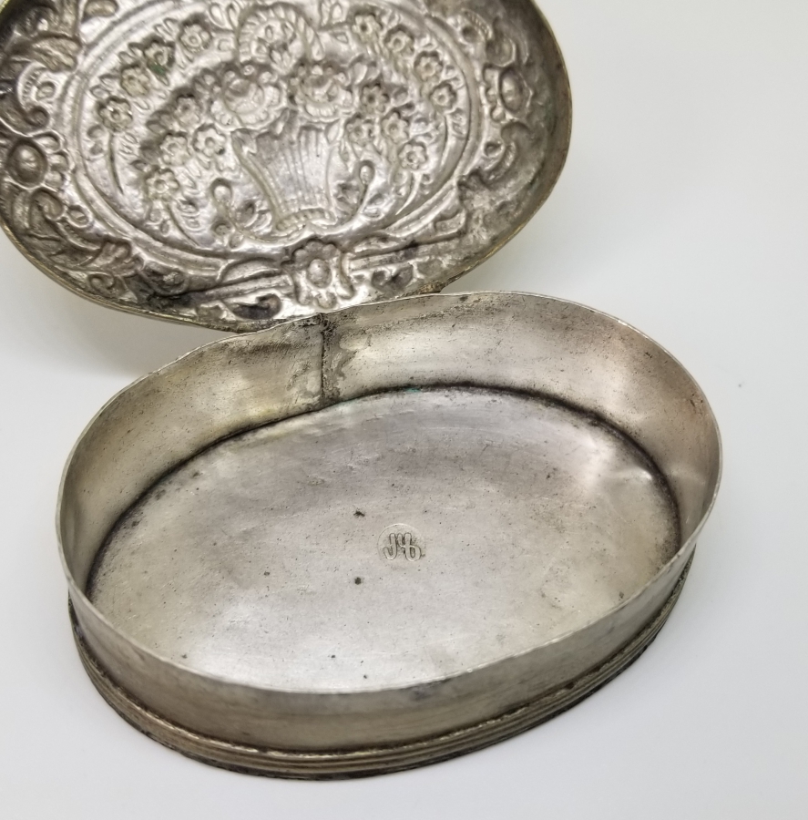 ERMENİCE YAZILI VE USTA DAMGALI OSMANLI DÖNEMİ GÜMÜŞ ENFİYE KUTUSU