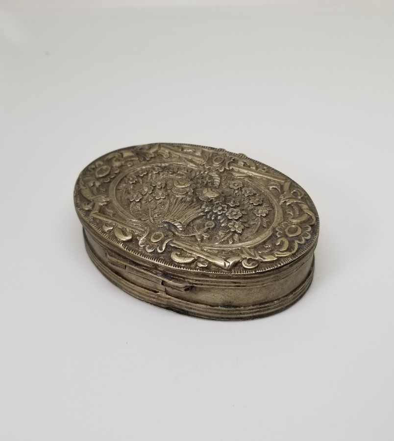 ERMENİCE YAZILI VE USTA DAMGALI OSMANLI DÖNEMİ GÜMÜŞ ENFİYE KUTUSU