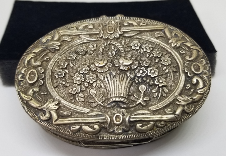 ERMENİCE YAZILI VE USTA DAMGALI OSMANLI DÖNEMİ GÜMÜŞ ENFİYE KUTUSU