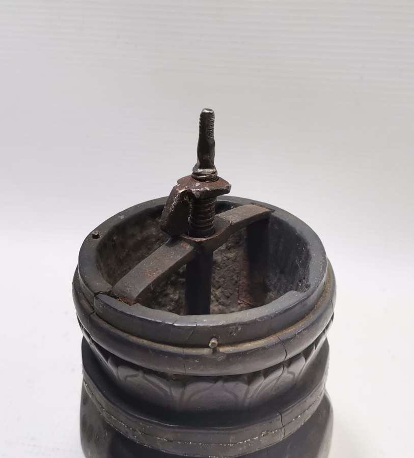 ÜZERİ İŞLEMELİ NADİR FORMDA OSMANLI DÖNEMİ AHŞAP KAHVE DEĞİRMENİ