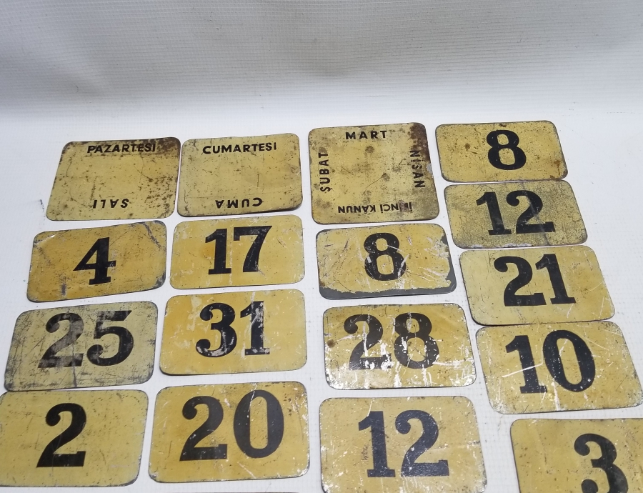 CUMUHRİYET BAŞLARI METAL TAKVİM YAPRAKLARI.