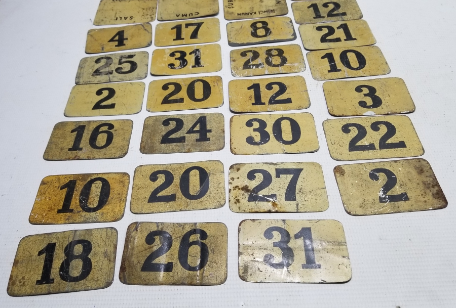 CUMUHRİYET BAŞLARI METAL TAKVİM YAPRAKLARI.