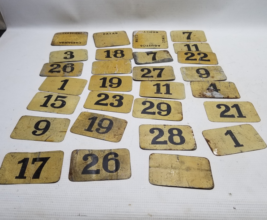 CUMUHRİYET BAŞLARI METAL TAKVİM YAPRAKLARI.