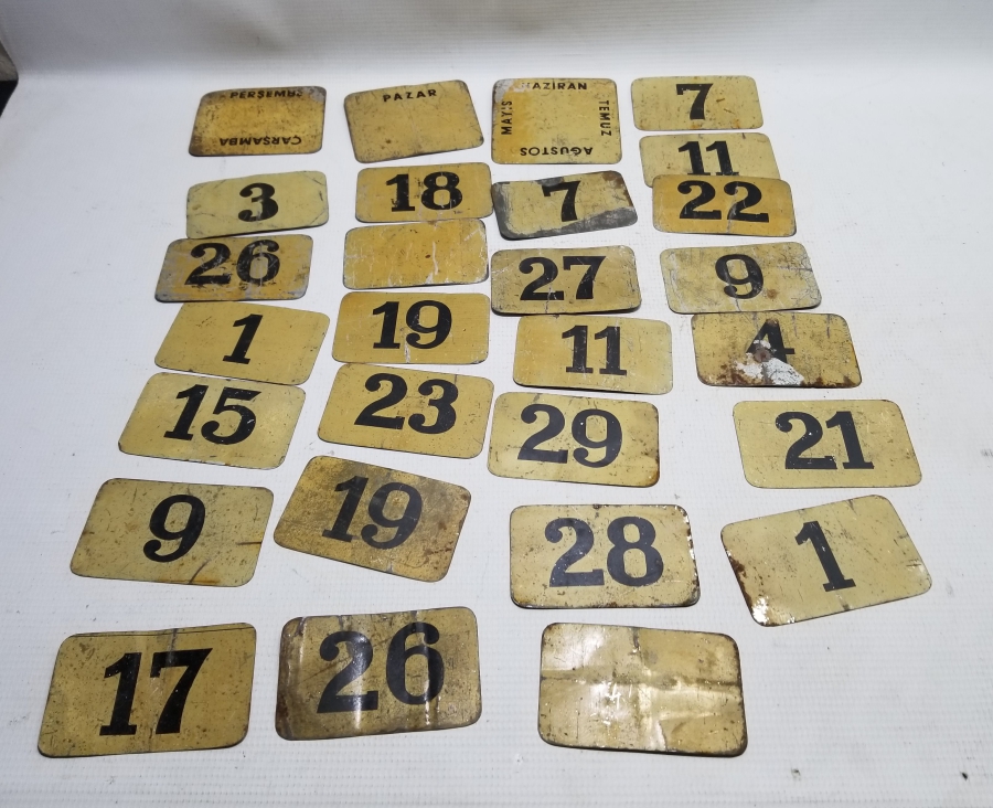 CUMUHRİYET BAŞLARI METAL TAKVİM YAPRAKLARI.