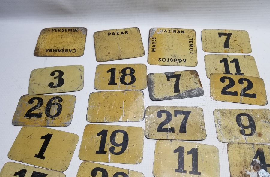 CUMUHRİYET BAŞLARI METAL TAKVİM YAPRAKLARI.