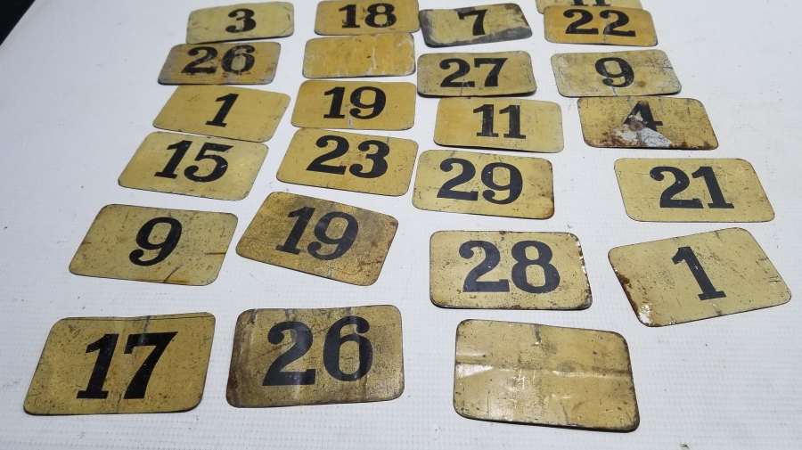 CUMUHRİYET BAŞLARI METAL TAKVİM YAPRAKLARI.