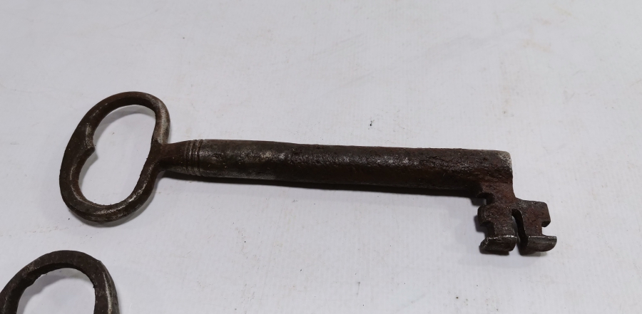 İKİ ADET OSMANLI DÖNEMİ EL YAPIMI KAPI ANAHTARI