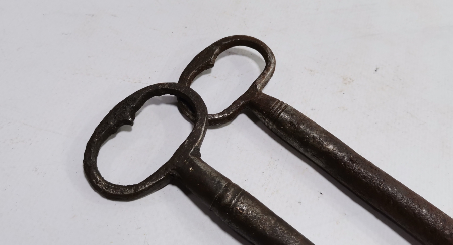 İKİ ADET OSMANLI DÖNEMİ EL YAPIMI KAPI ANAHTARI